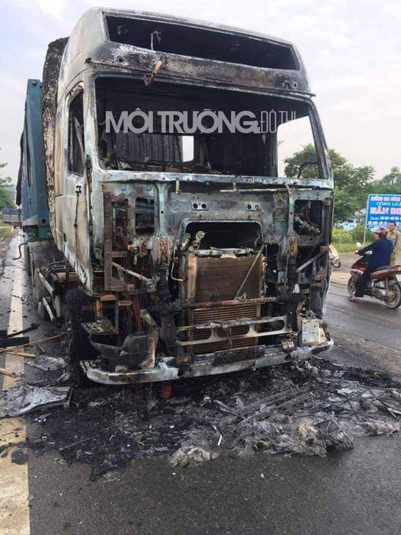 Nghệ An: Xe Container bùng cháy dữ dội khi lưu thông trên đường
