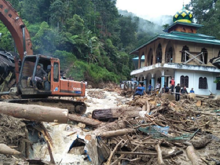 Indonesia: Hết động đất, mưa lũ lại cướp đi sinh mạng của 22 người