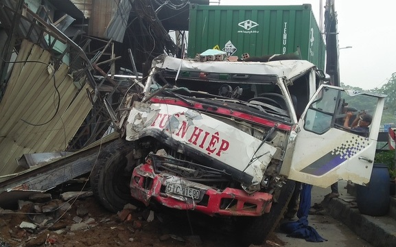 TP.HCM: Xe container tông sập hàng loạt nhà dân ở Bình Chánh