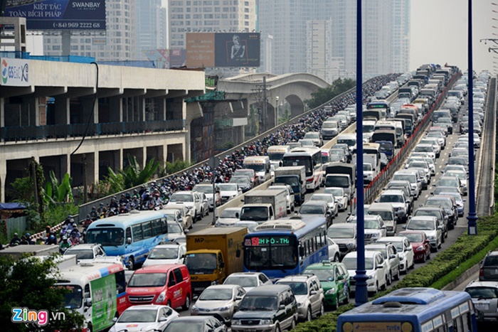 Sập giàn đỡ hầm Thủ Thiêm, giao thông Sài Gòn tê liệt sáng đầu tuần