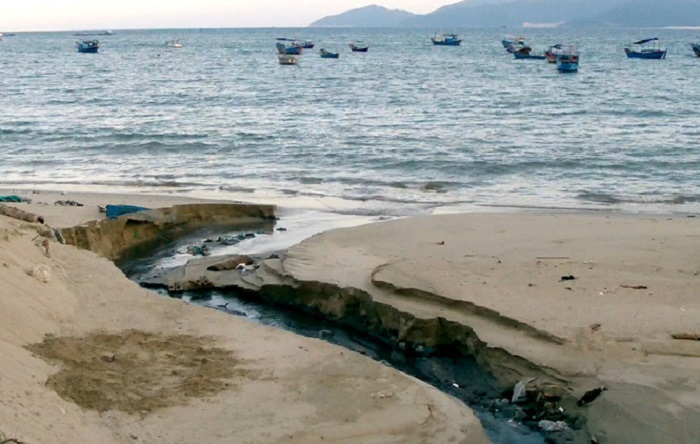 Lại có cống nước thải đen ngòm xả trực tiếp ra biển Nha Trang
