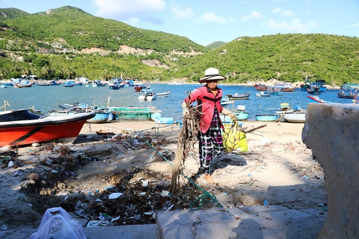Người phụ nữ hơn 15 năm tình nguyện nhặt rác ở Vịnh Vĩnh Hy