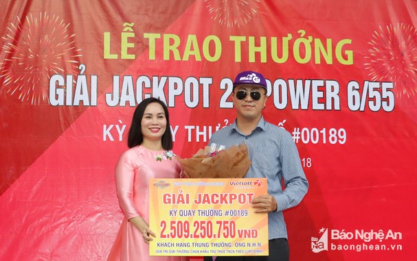 Nghệ An: Trao thưởng khách hàng đầu tiên trúng Jacckpot Vietlott