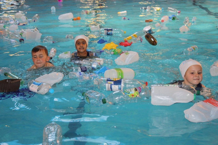 Trường học cho học sinh bơi trong bể bơi ngập rác thải nhựa