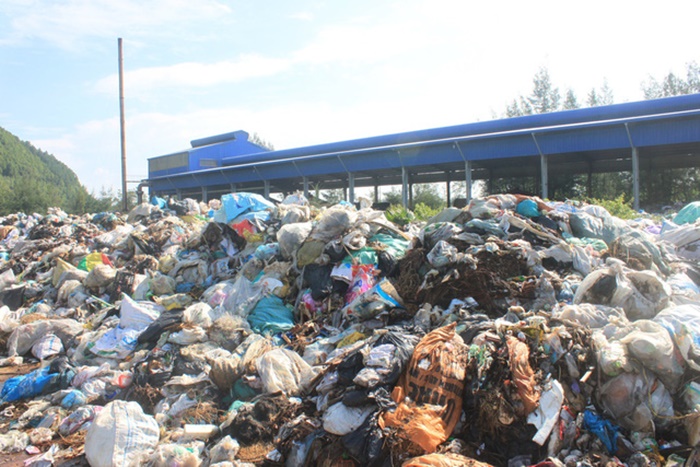 Nhà máy rác ngừng hoạt động, hơn 500 tấn rác bốc mùi nồng nặc