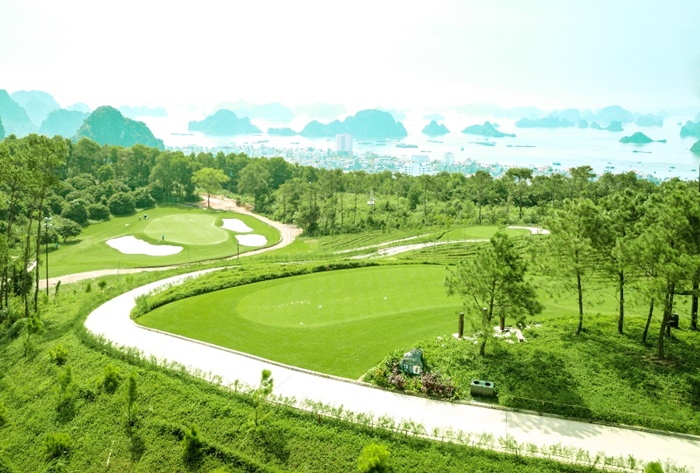 Cận cảnh khu nghỉ dưỡng - sân golf trên núi ngắm trọn vịnh Hạ Long