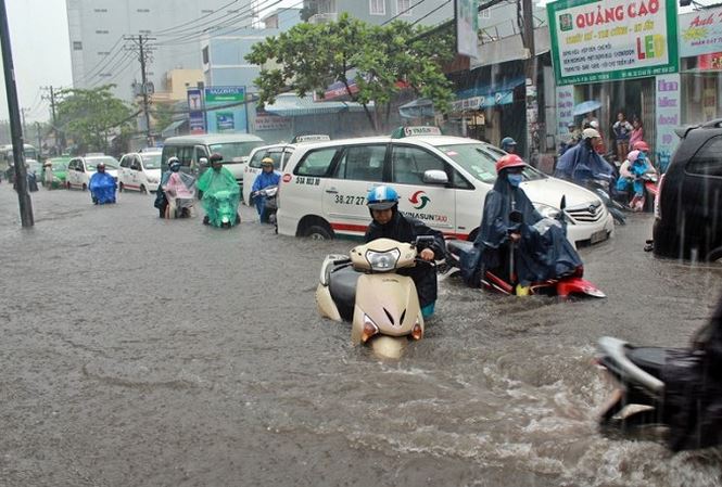Vì đâu Hà Nội, TP.HCM cứ mưa xuống là ‘lụt’?