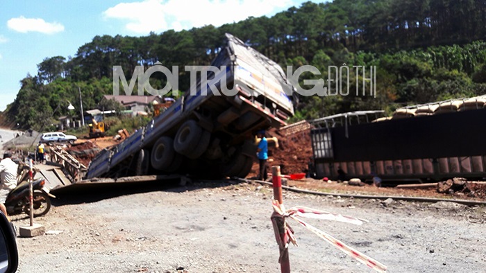 Đak Nông: Xe tải mất lái tông sập cầu tạm