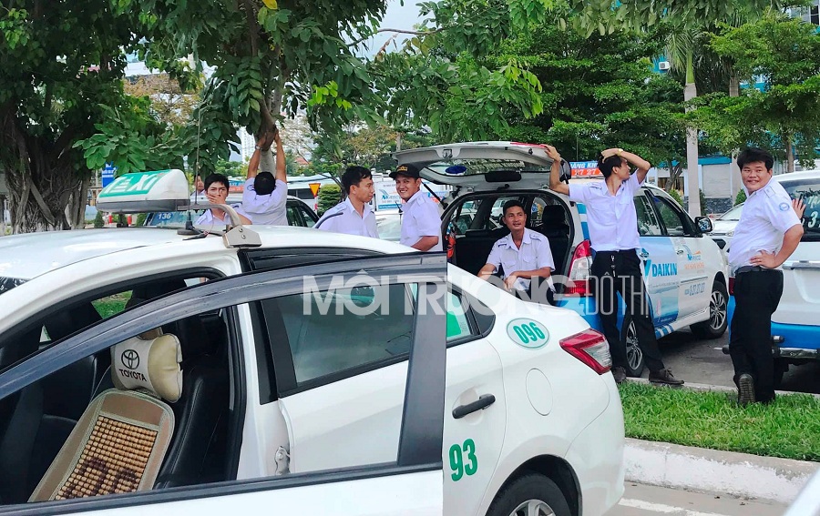 Hàng trăm tài xế taxi đình công ở sân bay Đà Nẵng để phản đối Grab