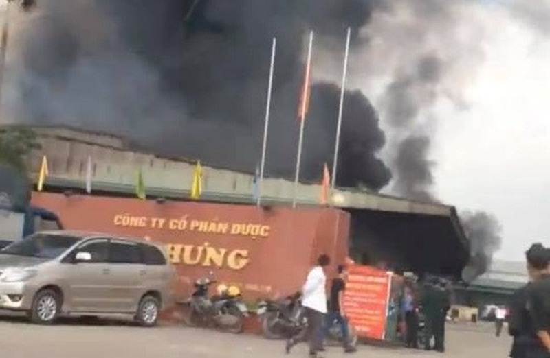 Công ty CP Dược Hà Hưng bốc cháy dữ dội, sập nhà xưởng