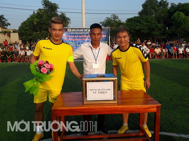 Phi Sơn, Hoàng Thịnh đá bóng gây quỹ từ thiện khi lỡ AFF Cup 2018