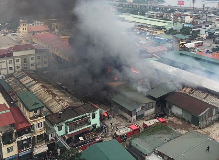 Toàn cảnh vụ cháy lớn tại khu vực nhà kho gần Bến xe Nước Ngầm