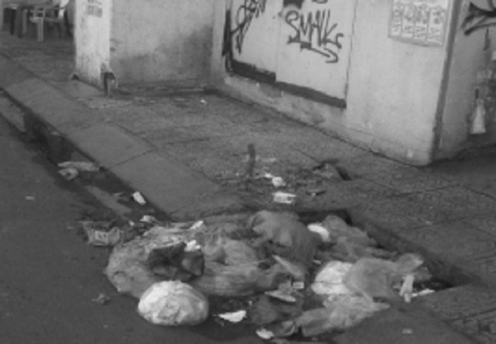 Dân “tiện tay xả rác” gây ngập úng ở TP. HCM
