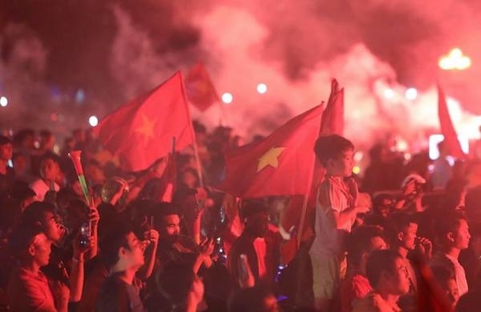 Người hâm mộ đổ ra đường mừng chiến thắng của tuyển Việt Nam