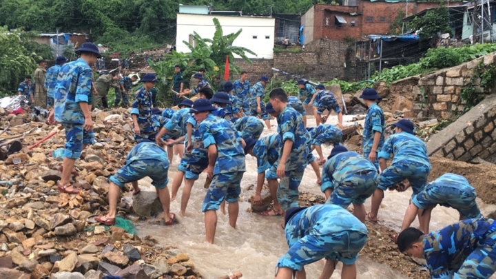 Học viện Hải Quân giúp dân khắc phục hậu quả mưa lũ ở Nha Trang