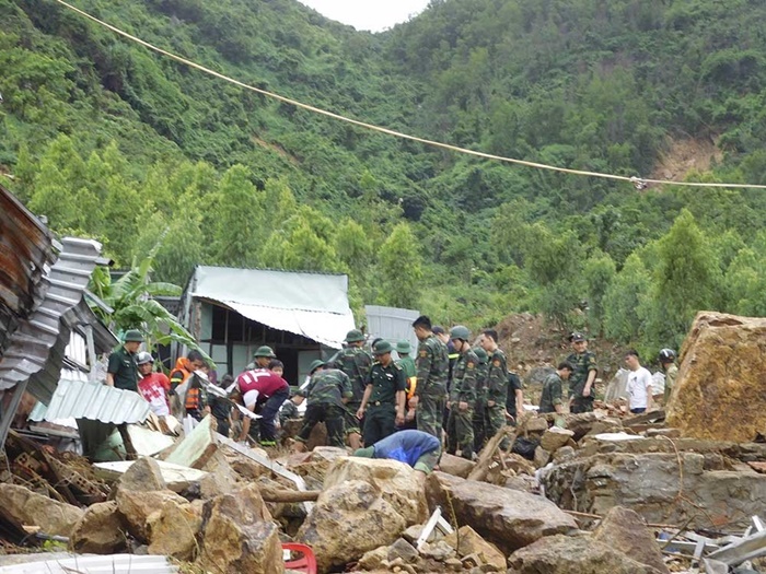 Mưa lũ kinh hoàng làm 13 người chết ở Nha Trang