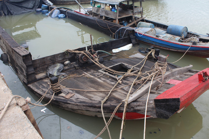 Trục vớt thành công 20 tấn hóa chất chìm xuống sông Đồng Nai