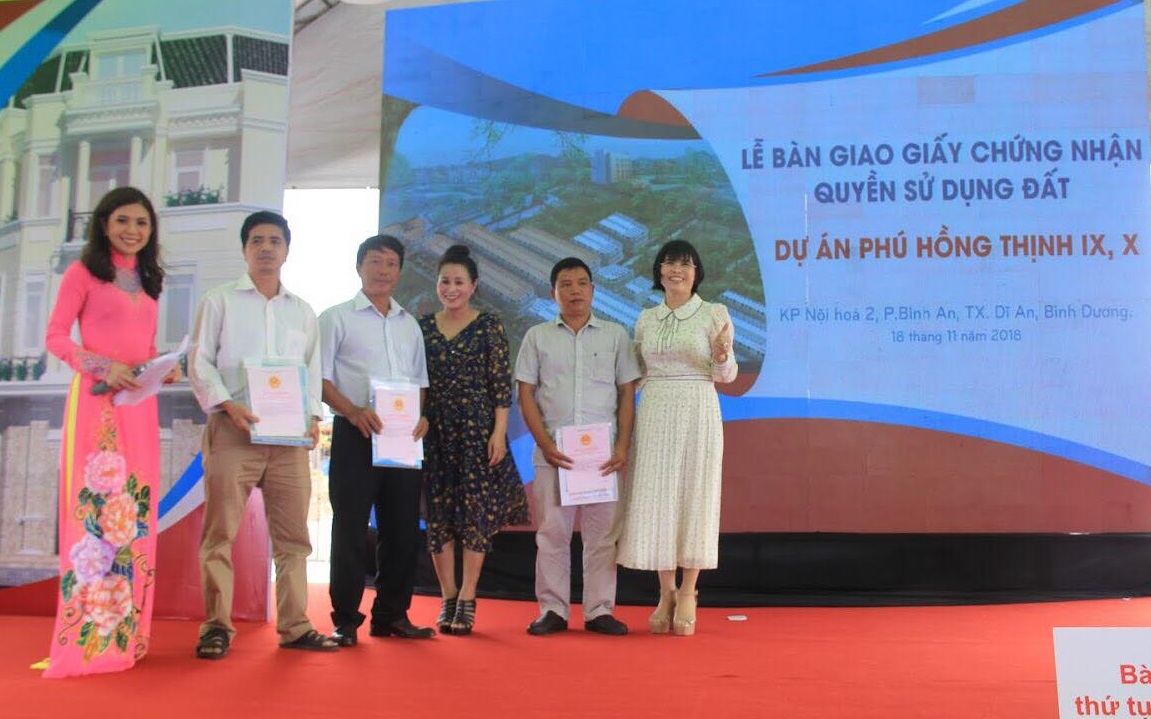 Phú Hồng Thịnh tiếp tục bàn giao sổ hồng 'sớm' cho cư dân 2 dự án