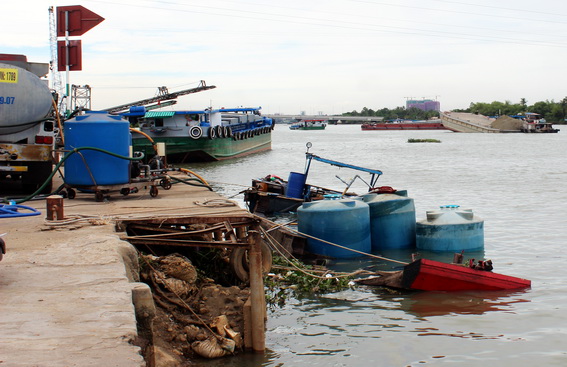Thuyền chứa hơn 26 tấn hóa chất thủng đáy chìm xuống sông Đồng Nai