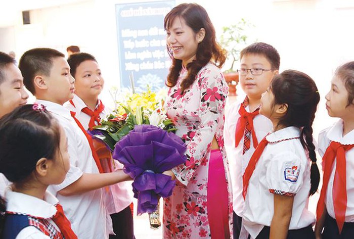 Ngày nhà giáo Việt Nam: Những bông hoa hay phong bì có ý nghĩa?