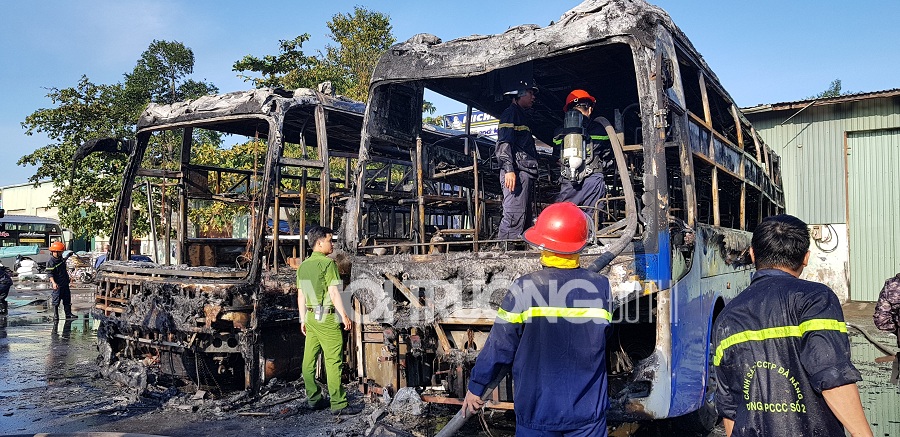 2 xe khách bốc cháy dữ dội ở bến xe Trung tâm Đà Nẵng