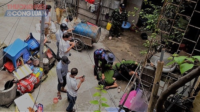 Hà Nội: Bảo vệ đồng hồ nước sạch của gia đình,ba mẹ con phải hầu tòa