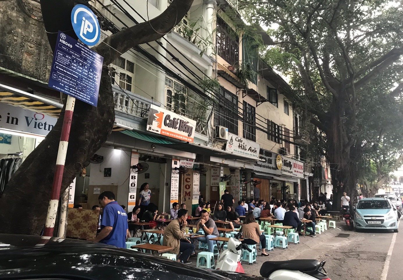 Hà Nội: Tràn lan tình trạng lấn chiếm vỉa hè để kinh doanh