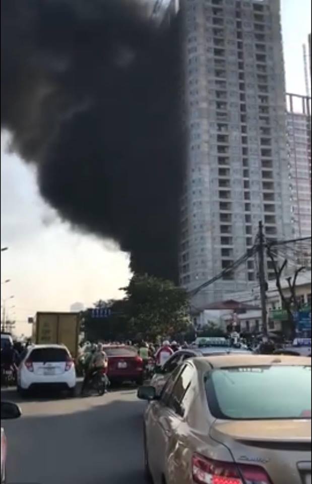 Hà Nội: Người dân hoảng sợ vì cột khói bốc lên từ Imperial Plaza