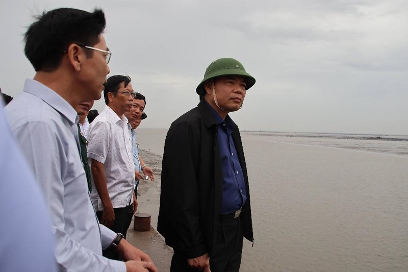 Bộ trưởng Nguyễn Xuân Cường thị sát chống bão tại Cần Giờ