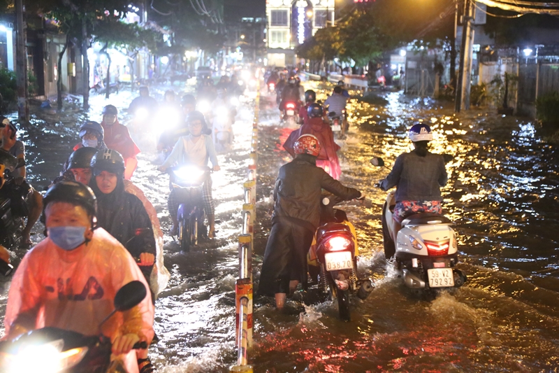 Bão số 9 tiến sát bờ, Sài Gòn sẽ mưa xuyên đêm, ngập nặng
