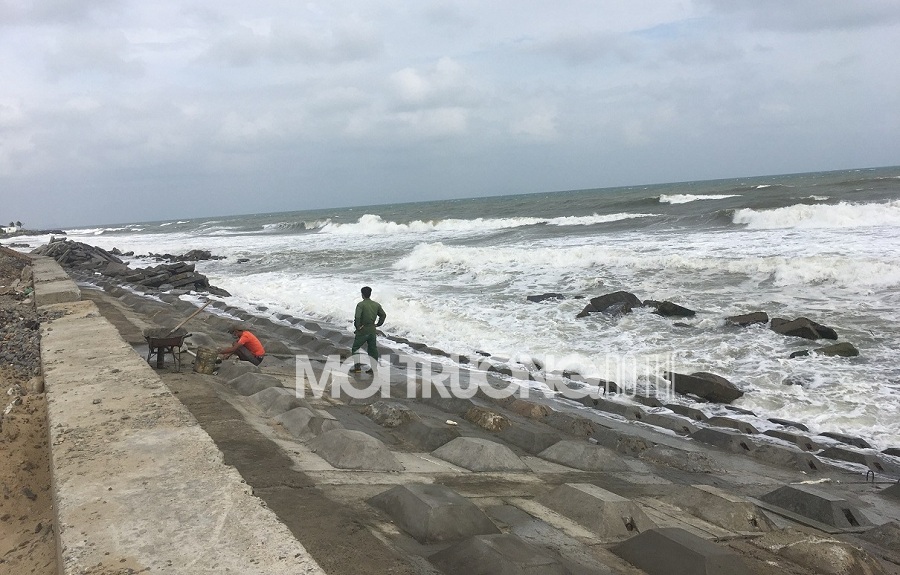 Ảnh: Quảng Nam dựng 'tường thành’ ngăn sóng tấn công biển Cửa Đại