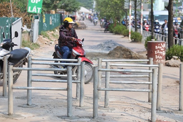 Hà Nội lập rào chắn ngăn dòng người đi xe máy lên vỉa hè