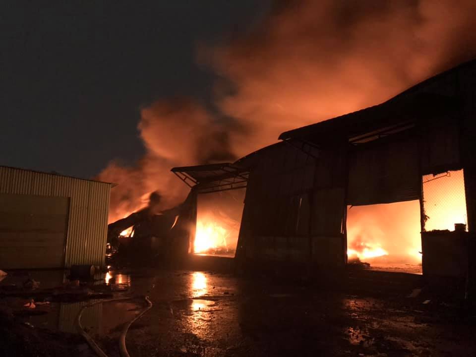 Bình Dương: Nhà xưởng bốc cháy dữ dội trong cơn mưa lớn