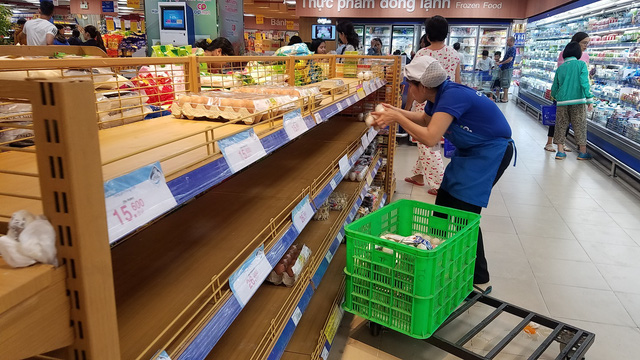 'Bão' quét qua siêu thị TP HCM, thực phẩm cháy hàng