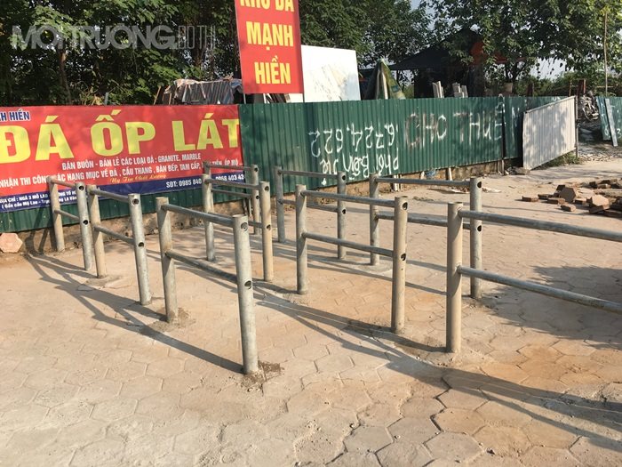 Hà Nội: Chấm dứt tình trạng xe máy 'leo lề' bằng hàng rào sắt