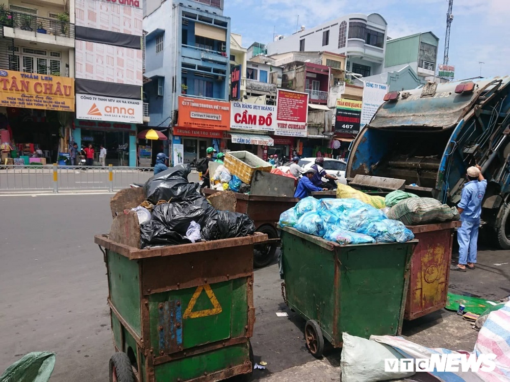 Không phân loại rác bị phạt: Người dân, công nhân vệ sinh nói gì?