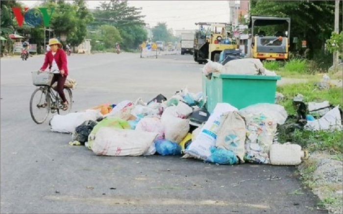 Nhà máy rác ở Quảng Ngãi trễ hẹn, rác ùn ứ khắp nơi