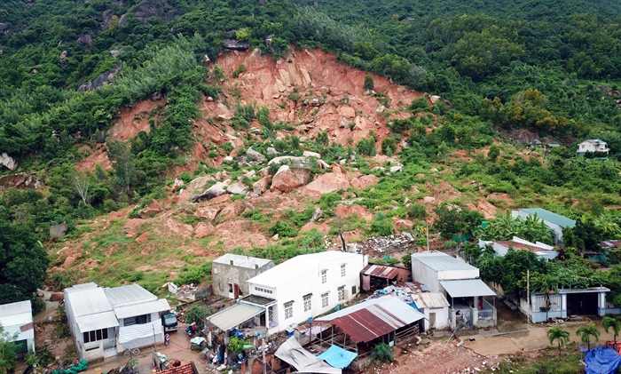 Những ngôi làng bị “xóa sổ” sau lũ:Hệ lụy từ việc lấy đất làm dự án?