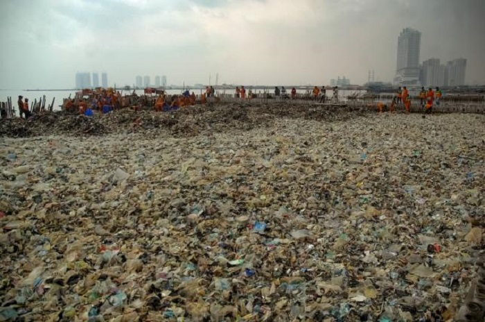 Người dân quần đảo Thousand ở Indonesia vật lộn với “sóng rác”
