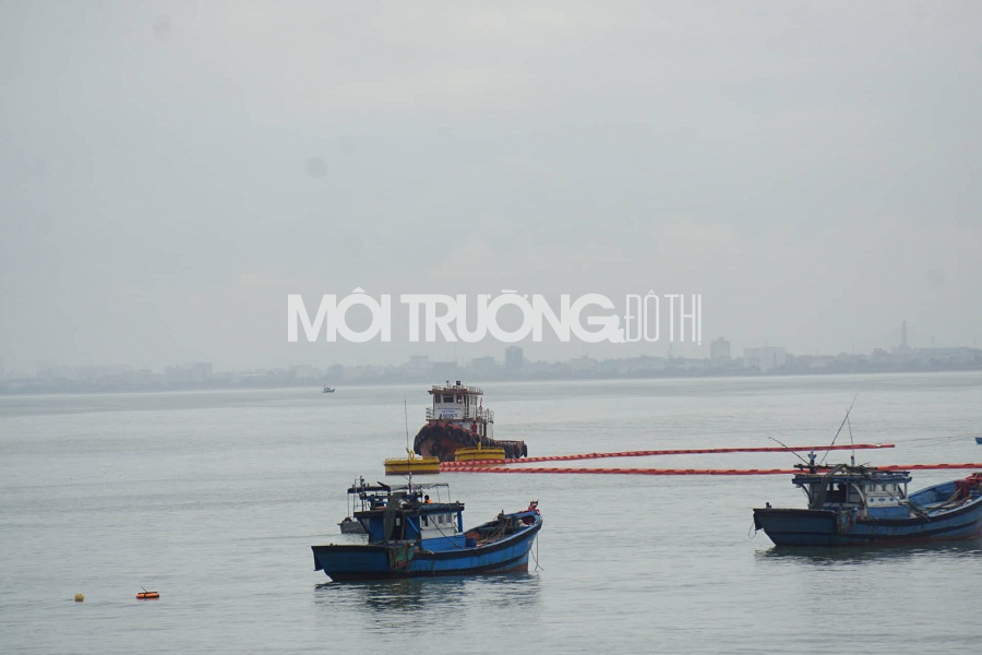 Đà Nẵng: Tàu chở dầu đâm nứt cầu cảng, khiến dầu tràn ra biển