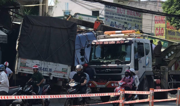 TP.HCM: Xe tải nổ lốp, tông sập nhà dân tại Củ Chi