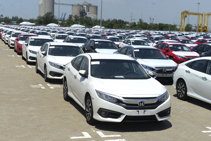 Lượng ôtô nhập khẩu vào Việt Nam liên tục tăng mạnh vào cuối năm