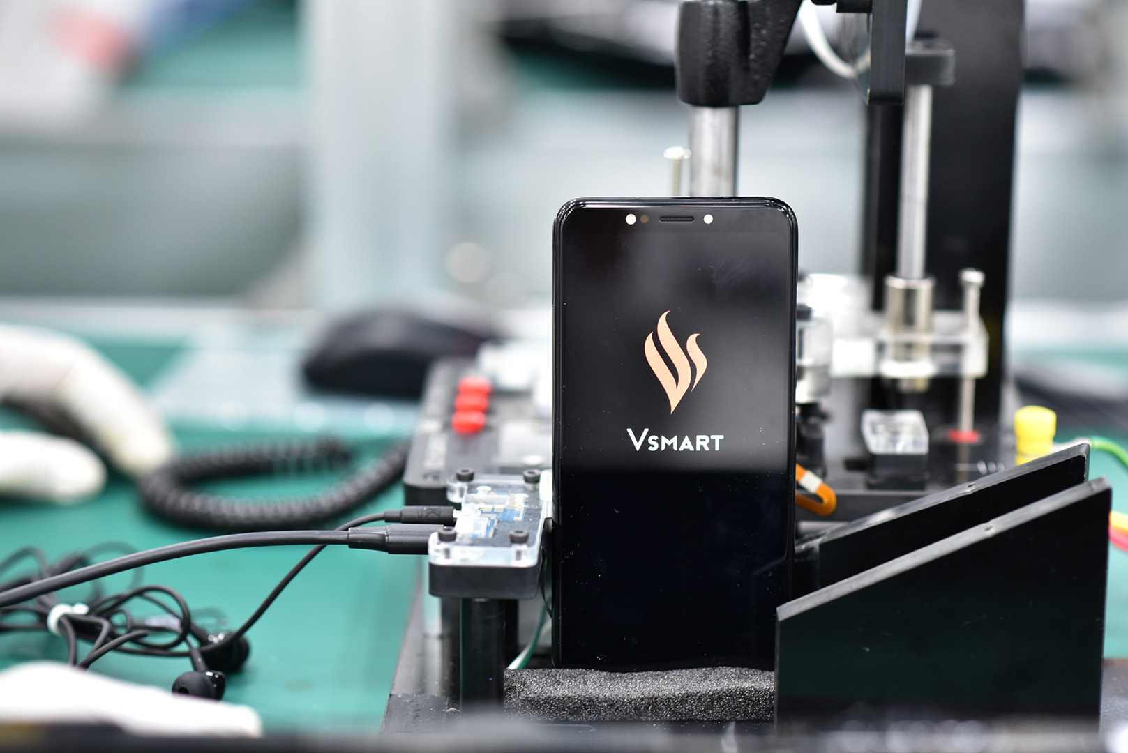 Cận cảnh dàn robort “khủng” tại nơi sản xuất điện thoại Vsmart