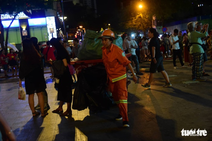 Tuyệt đẹp phố đi bộ Nguyễn Huệ sạch rác sau trận VN - Philippines