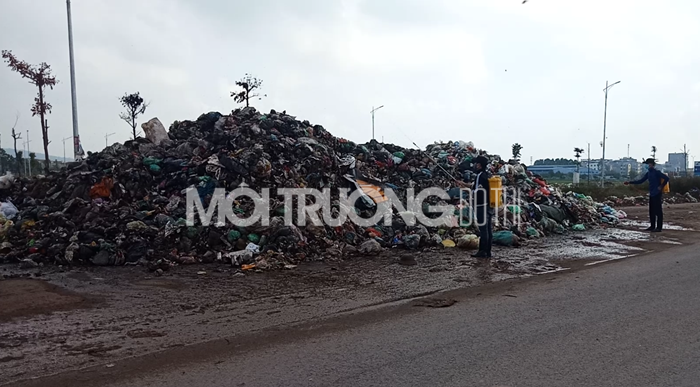 Phù Chẩn-Bắc Ninh: Rác ngập đường do... bãi rác xảy ra sự cố?