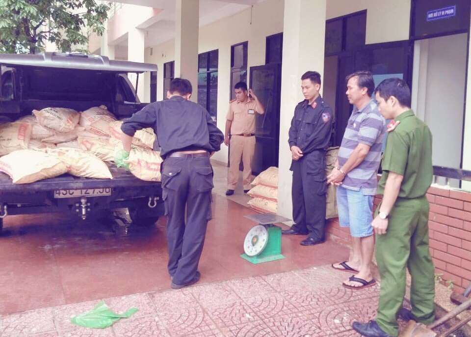 Quảng Nam: CSGT bắt giữ xe tải chở 625kg chất độc cyanua