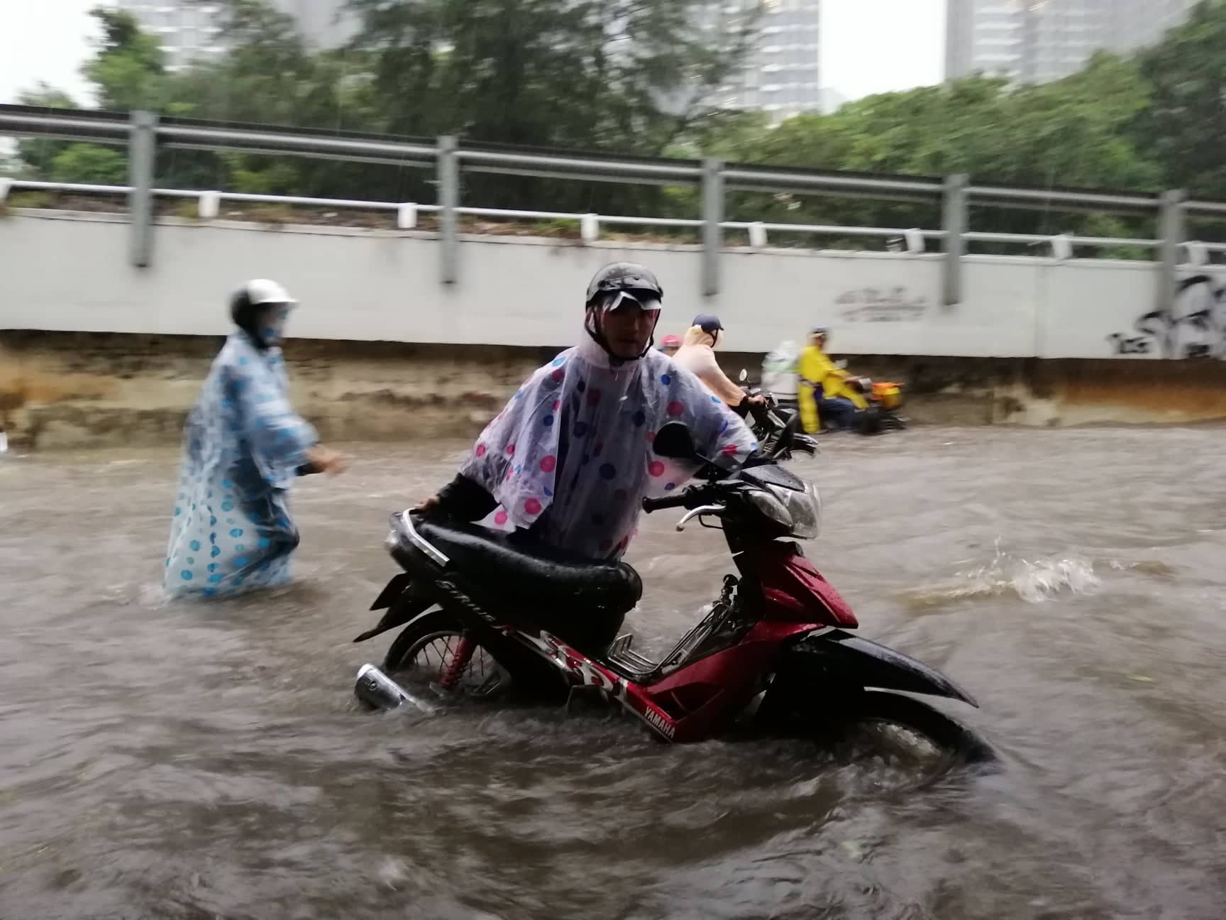 Nguyên nhân khiến Sài Gòn mưa lớn, sấm sét ầm trời vào sáng nay?