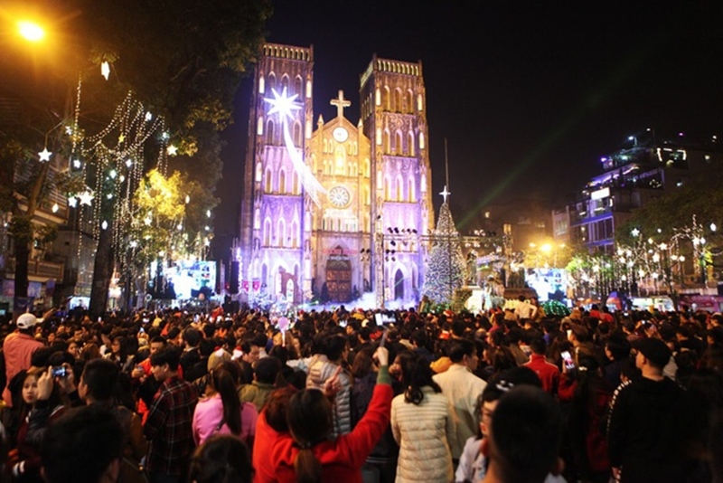 Những khu phố vui nhất mùa Noel 2018 ở Hà Nội