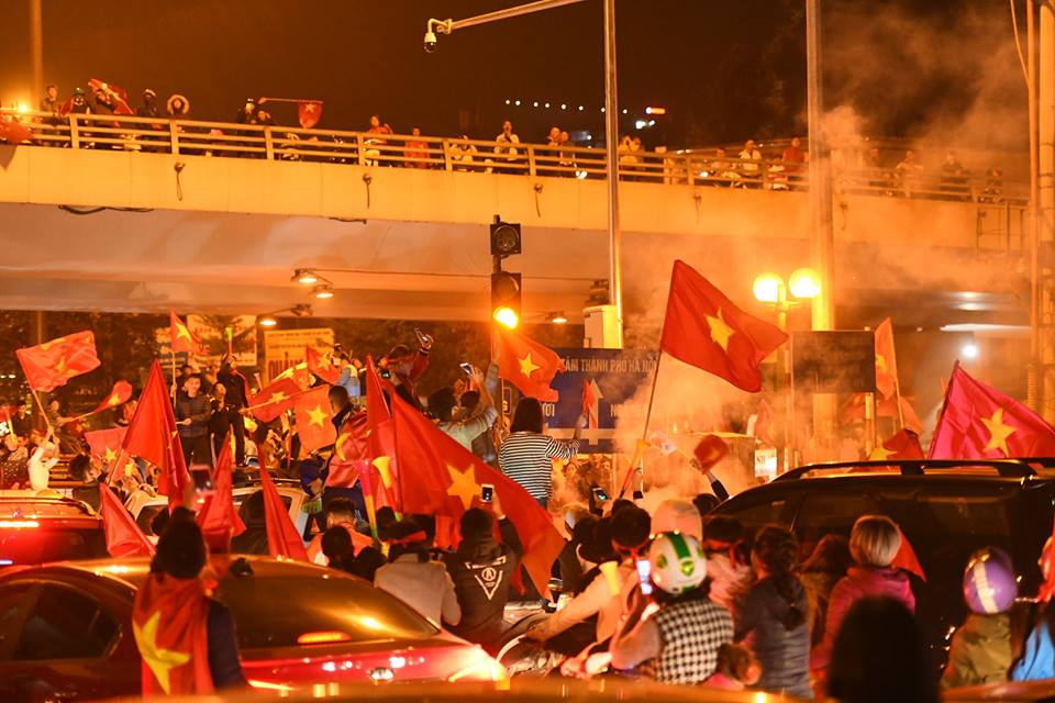 Người Việt có một tình yêu bóng đá kỳ lạ như thế