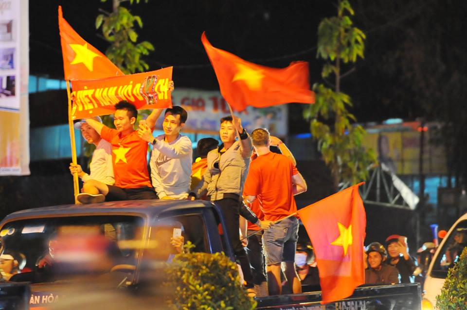 Tây Nguyên: “Bão” xuyên đêm mừng đội tuyển Việt Nam vô địch